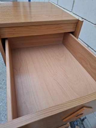 Cabecero de cama y cajonera de madera
