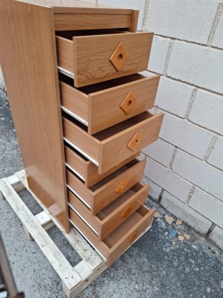 Cabecero de cama y cajonera de madera
