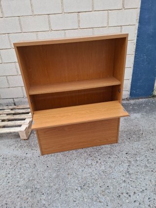 Cabecero de cama y cajonera de madera