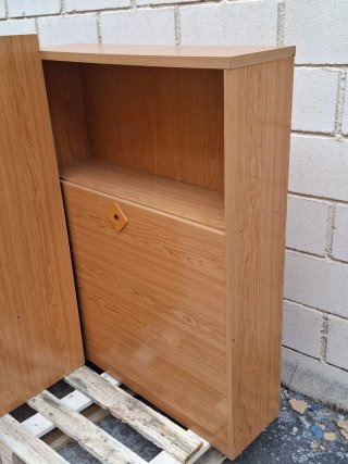 Cabecero de cama y cajonera de madera