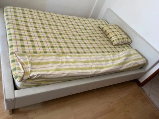 Cama de casal + Colchão • Bom Estado