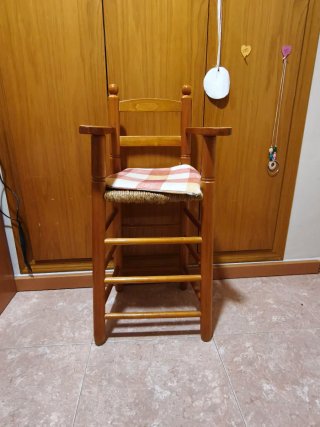 Trona de madera para bebé