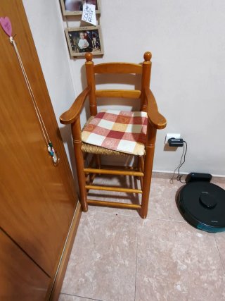 Trona de madera para bebé