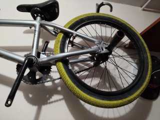 Bicicleta BMX Plata con Ruedas Amarillas