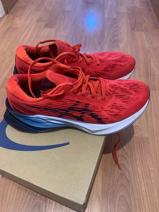 Zapatillas Asics Novablast Rojas y Azules