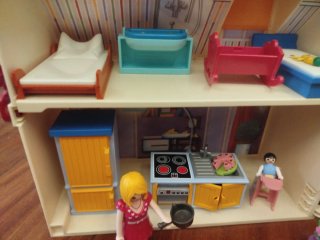 Casa Playmobil con figuras y accesorios