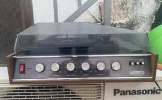 Tocadiscos antiguo con altavoces