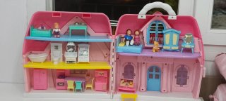 Casita de muñecas rosa con figuras
