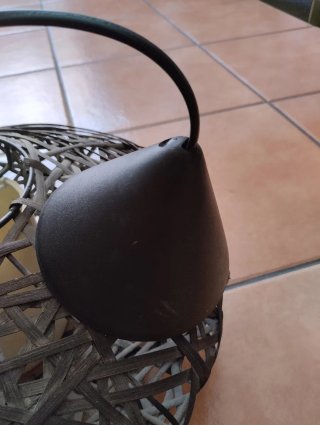 Lámpara simulando mimbre