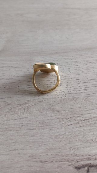 Anillo dorado abierto con piedras