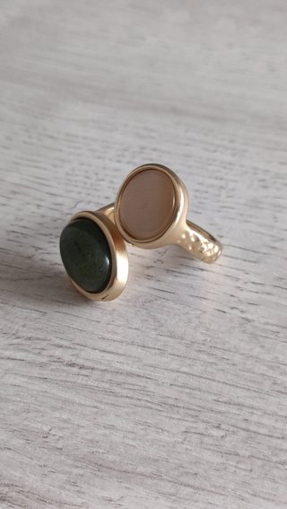 Anillo dorado abierto con piedras