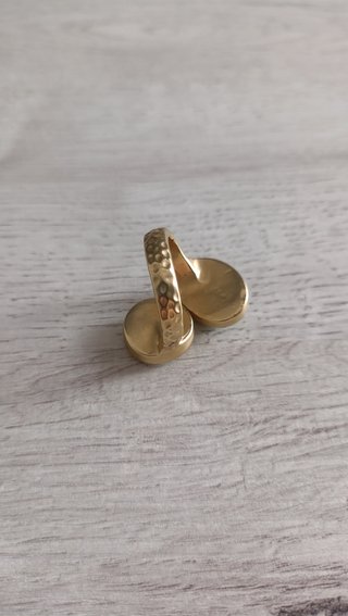 Anillo dorado abierto con piedras