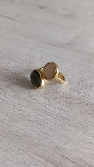 Anillo dorado abierto con piedras