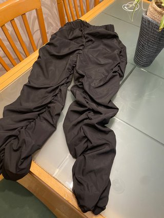 Pantalones negros tela chubasquero