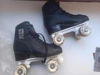 Patines negros KRF School Iniciación Artística.