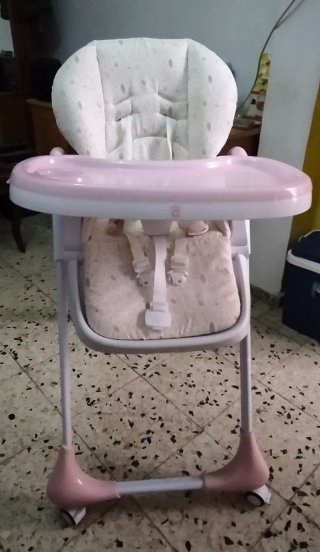 Trona de bebé rosa y blanca