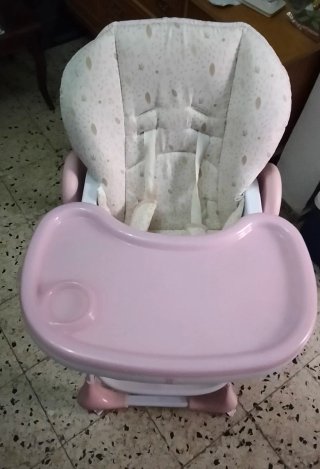 Trona de bebé rosa y blanca