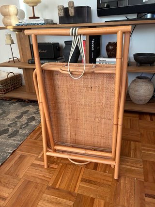 Tavolo ausiliario in vimini e legno