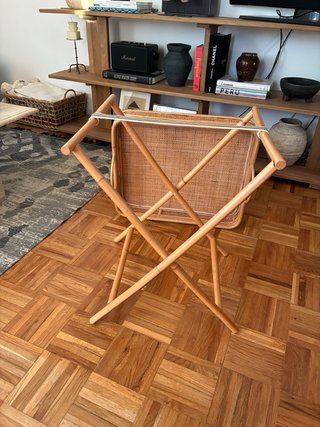 Tavolo ausiliario in vimini e legno