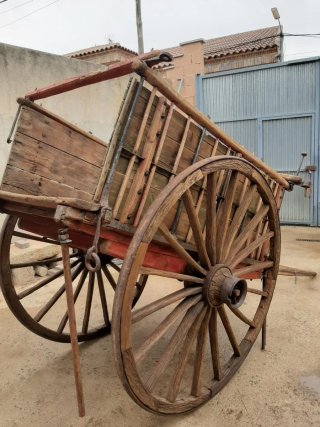 Carro de mulas antiguo de madera