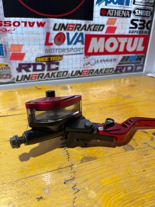 Bomba de freno hidráulica moto roja