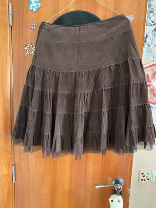 Falda de pana marrón con volantes