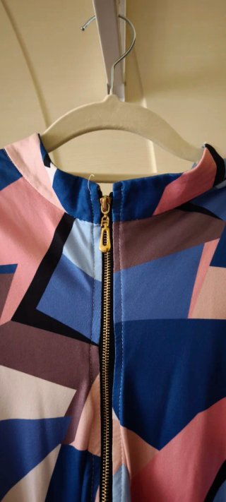 Vestido estampado midi con cinturón