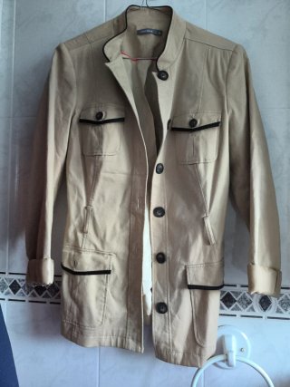Parka mujer beige, le falta el cinturón