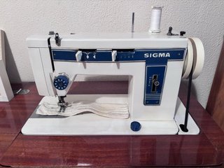 Máquina de coser SIGMA con mueble y pedal. Nueva