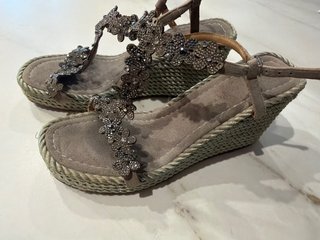 Sandalias cuña Alma en Pena beige/doradas