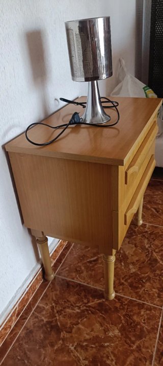Mesita de noche de madera