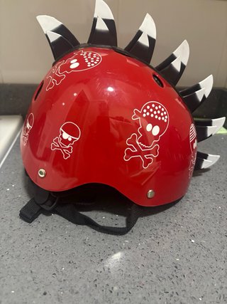 Casco de bicicleta rojo con cresta.