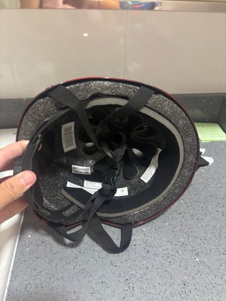 Casco de bicicleta rojo con cresta.