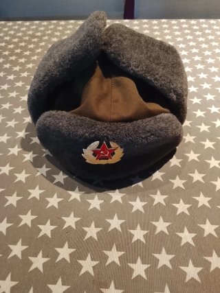 Gorro ruso ushanka con insignia