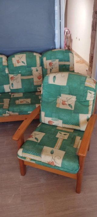 Sofá de tela con estructura de madera