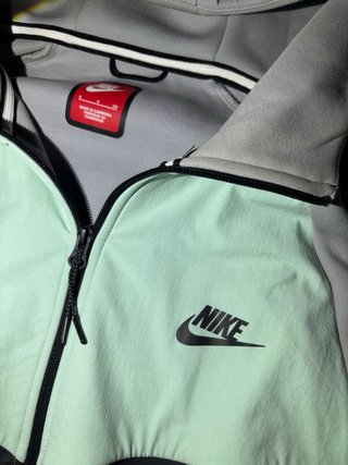 Chaqueta Nike Tech Fleece Gris y Verde