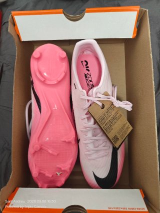 Botas de fútbol Nike Air Zoom rosas y blancas