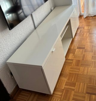 Mueble bajo blanco para TV