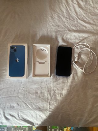 iPhone 13 128GB Azul, con su caja y cargador.