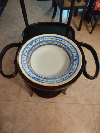 Palanganero antiguo con palangana y jarra