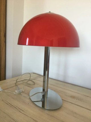 Lámpara de mesa roja y plateada