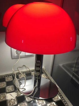Lámpara de mesa roja y plateada