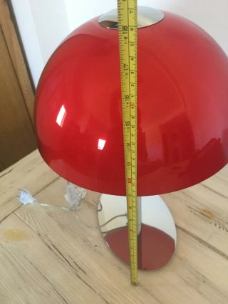 Lámpara de mesa roja y plateada