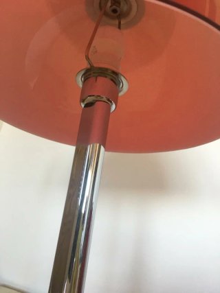 Lámpara de mesa roja y plateada