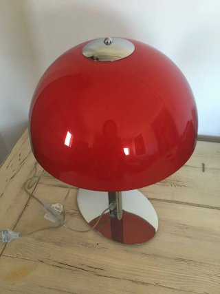 Lámpara de mesa roja y plateada