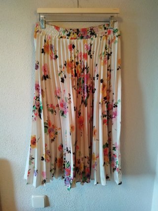Falda Zara floral plisada talla L