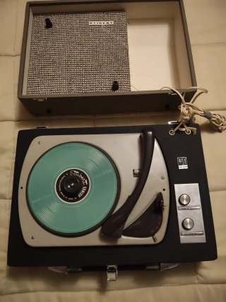Toca discos maleta vintage Stibert 901 con discos