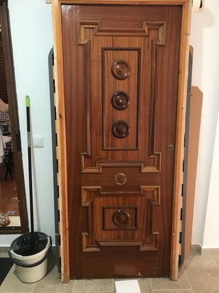 Puerta de madera maciza tallada