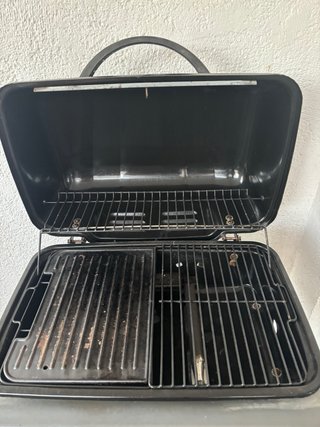 Barbacoa de gas negra y plateada