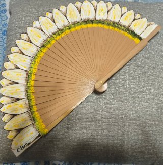Abanico pintado a mano con flor de margarita.